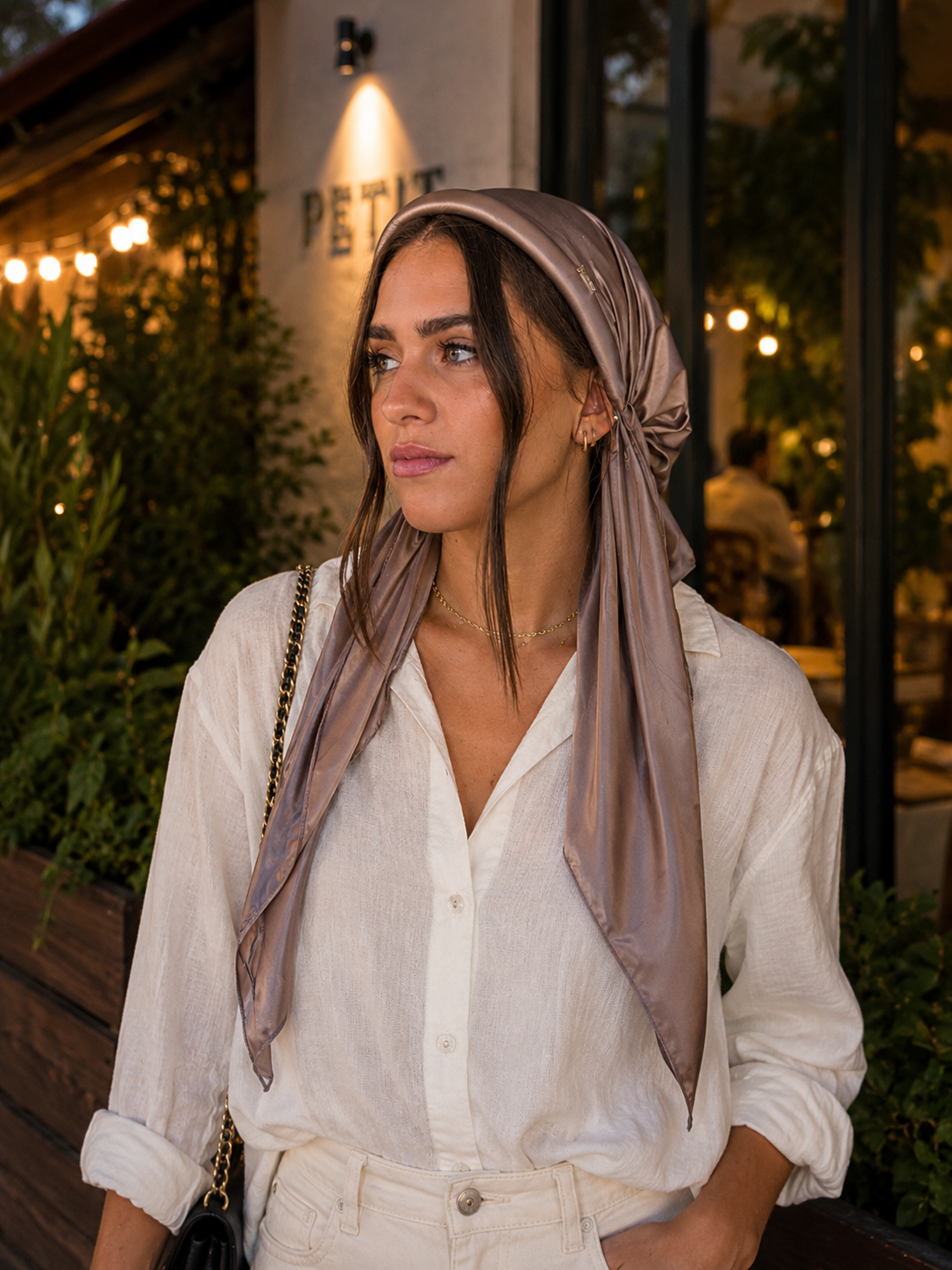 Foulard ANNIE Taupe Sand porté en soirée